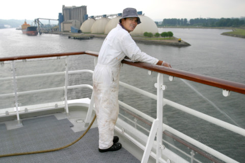France: Normandie, Seine Maritime, vallee de la Seine, Rouen, grand port de mer de Rouen, paquebot chris colombus, matelot, lavage de pont, au fond silos a cereales,