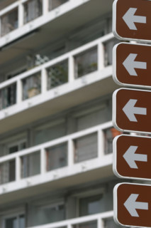 France: Normandie, Seine Maritime, le havre, immeuble, panneaux fleches, signalisation, graphisme, architecture, symbole,