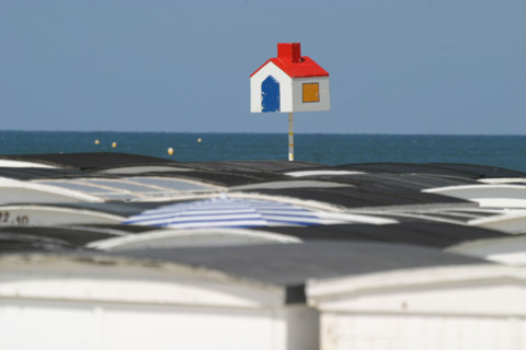 France: Normandie, Seine Maritime, le havre, plage, toits des cabines de bains et repere en forme de cabine, maquette, mer,