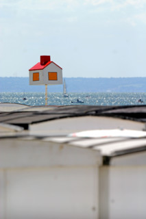France: Normandie, Seine Maritime, le havre, plage, toits des cabines de bains et repere en forme de cabine, maquette, mer,