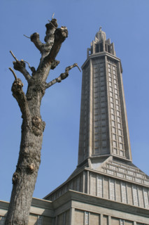 France: Normandie, Seine Maritime, le havre, architecte auguste perretclocher de l'eglise saint joseph, tronc d'arbre en hiver,
