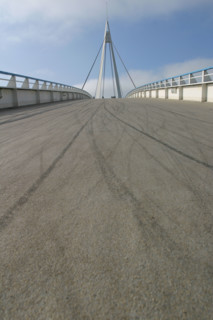 France: Normandie, Seine Maritime, le havre, passerelle du bassin du commerce, pont, traces de roues de velo, passage,