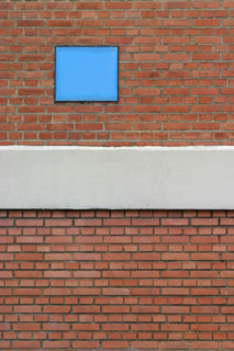 France: Normandie, Seine Maritime, le havre, autour du bassin du commerce, mur de briques et beton, graphisme,
