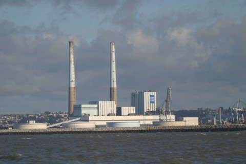 France: Normandie, Seine Maritime, le havre, port de commerce, centrale thermique edf, cheminees, ciel nuages, energie, developpement durable,