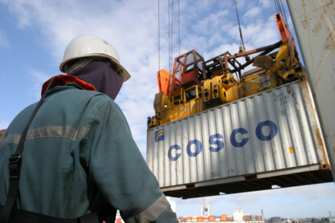 France: Normandie, Seine Maritime, le havre, port de commerce, porte conteneurs, containers, cargo, navire, bateau, marine marchande, commerce international, mondialisation, docker, chargement d'une b...