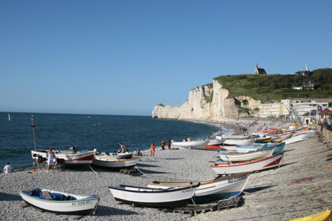 France: Normandie, Seine Maritime, cote d'albatre, etretat, barques, doris sur la plage, falaise d'amont au fond et chapelle, bateaux, galets