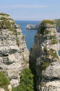 France, Normandie, Seine Maritime, cote d'albatre etretat, falaise d'aval, vue sur la falaise d'amont entre deux rochers, mer,