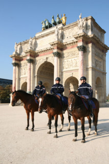 France, Paris 1e, jardin des tuileries, arc de triomphe du carousel et garde republicaine a cheval,