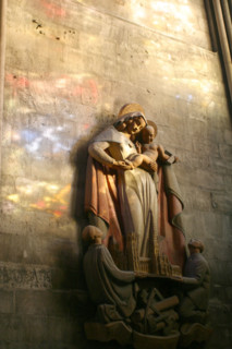 France, Normandie, Seine Maritime, roue, detail chapelle dans la cathedrale, bas relief, effet de lumiere du vitrail,