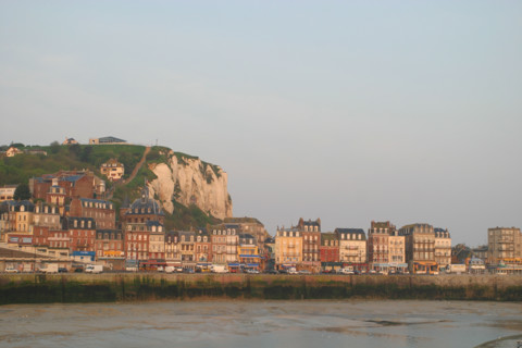France, Normandie, Seine Maritime, Le Treport, quai Francois 1er depuis la rive opposee (Mers les Bains), falaise, maisons, maree basse, panorama