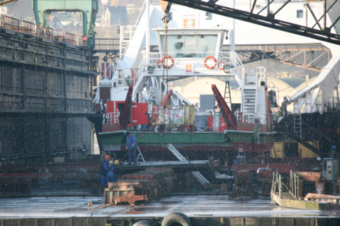 France: Normandie, Seine Maritime, vallee de la Seine, grand port de mer de Rouen, bassin saint gervais dock flottant, ouvrier, reparation d'un bac de Seine,