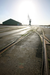 France: Normandie, Seine Maritime, vallee de la Seine, grand port de mer de Rouen, terminal sacs de petit couronne, rails, grue, hangar,