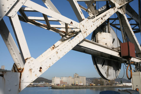 France: Normandie, Seine Maritime, vallee de la Seine, grand port de mer de Rouen, terminal forestier westerlund, base d'une grue, engin de manutention, vue sur les silos cerealiers,