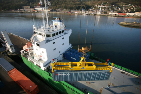 France: Normandie, Seine Maritime, vallee de la Seine, grand port de mer de Rouen, terminal forestier westerlund, dechargement du navire papetier Midas, docker, conteneur, container, grue,