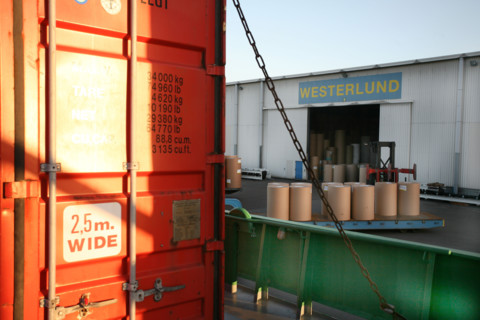 France: Normandie, Seine Maritime, vallee de la Seine, grand port de mer de Rouen, terminal forestier westerlund, dechargement du navire papetier Midas, docker, conteneur, container, engin de manutent...