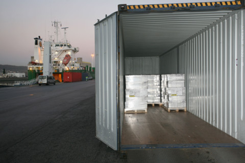 France: Normandie, Seine Maritime, vallee de la Seine, grand port de mer de Rouen, terminal forestier westerlund, dechargement du navire papetier Midas, docker, conteneur, container, palettes, , engin...