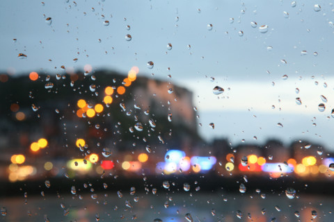 France, Normandie, Seine Maritime, Le Treport, quai et falaises vue par une vitre pleine de gouttes de pluie, lumieres de la ville,