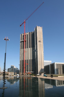 France, hauts de Seine, la defense, tours, immeubles, gratte ciel, travaux sur la tour axa, grue, bassin,