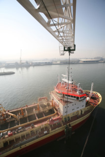France: Normandie, Seine Maritime, vallee de la Seine, grand port de mer de Rouen, ateliers dragages, grutier, grue, arret technique de la drague Daniel Laval