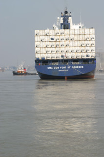 France: Normandie, Seine Maritime, vallee de la Seine, grand port de mer de Rouen, porte container, navire Cma-Cgm Fort saint Georges
porte conteneurs, qgcm terminal de Moulineaux, remorqueur,