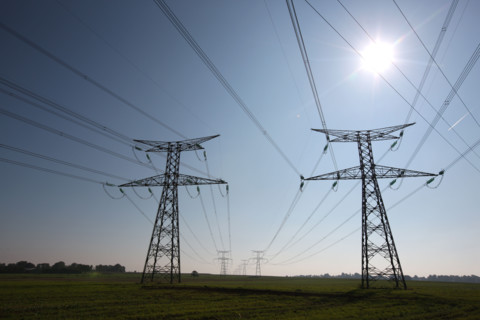France, Normandie, Seine Maritime, plateau du caux maritime F76 pylones sortant de la centrale de Paluel, electricite, energie, fils electriques, plaine, soleil en contre jour,