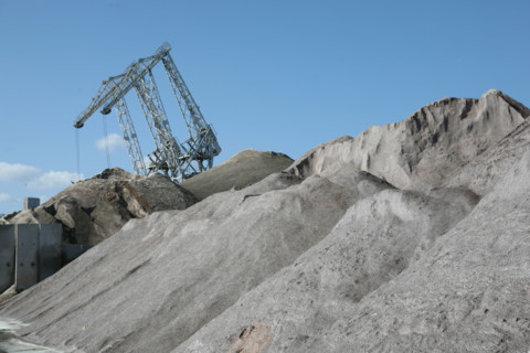 France: Normandie, Seine Maritime, vallee de la Seine, grand port de mer de Rouen, presqu'ile Elie, cereales, grues,