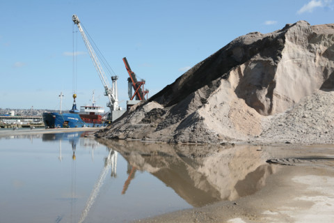 France: Normandie, Seine Maritime, vallee de la Seine, grand port de mer de Rouen, presqu'ile Elie, cereales, grues,