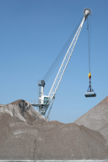 France: Normandie, Seine Maritime, vallee de la Seine, grand port de mer de Rouen, presqu'ile Elie, cereales, grues,