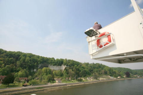 France: Normandie, Seine Maritime, vallee de la Seine, grand port de mer de Rouen, descente de Seine du CMA-CGM Fort Saint Pierre, porte conteneurs, container, passager, touriste sur cargo, rives du f...