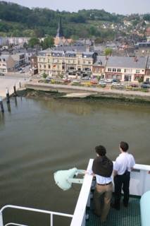 France: Normandie, Seine Maritime, vallee de la Seine, grand port de mer de Rouen, descente de Seine du CMA-CGM Fort Saint Pierre, porte conteneurs, container, passager, touriste sur cargo, rives du f...