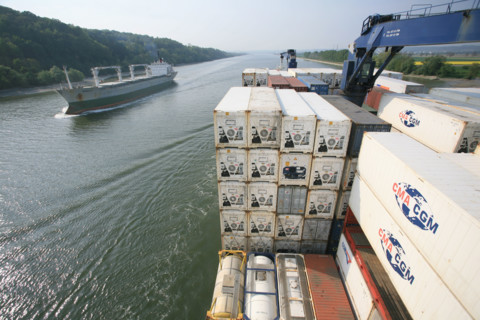 France: Normandie, Seine Maritime, vallee de la Seine, grand port de mer de Rouen, descente de Seine du CMA-CGM Fort Saint Pierre, porte conteneurs, container, croisement d'un cargo,
