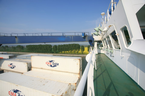 France: Normandie, Seine Maritime, vallee de la Seine, grand port de mer de Rouen, descente de Seine du CMA-CGM Fort Saint Pierre, porte conteneurs, container