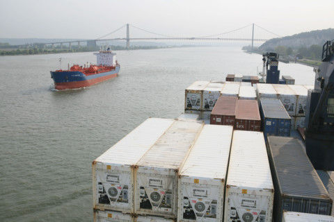 France: Normandie, Seine Maritime, vallee de la Seine, grand port de mer de Rouen, descente de Seine du CMA-CGM Fort Saint Pierre, porte conteneurs, container, cargo, pont de Normandie,