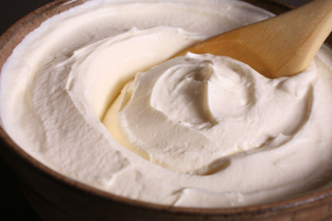 France, gastronomie Normandie, creme fraiche, bol, cuiller en bois,