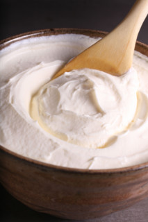 France, gastronomie Normandie, creme fraiche, bol, cuiller en bois,