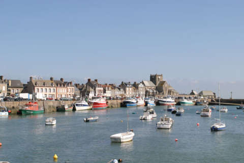 France, Basse Normandie, Manche, val de saire, port de barfleur, plus beaux villages de france, bateaux de peche, le port, panorama, paysage, maree haute,