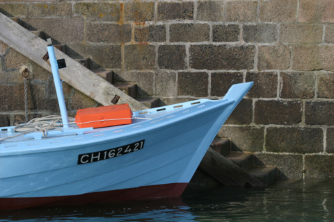 France, Basse Normandie, Manche, val de saire, ile tatihou, face a saint vaast la hougue, barque amarree a quai,