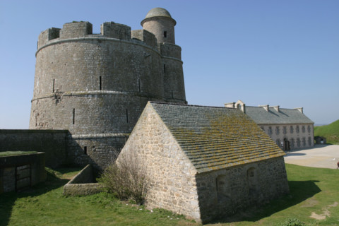 France, Basse Normandie, Manche, val de saire, ile tatihou, face a saint vaast la hougue, conservatoire du littoral, fort vauban, tour crenelee, fortification,