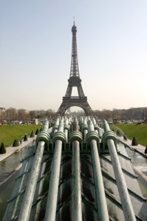 France, Paris 16e, jardins du trocadero, sculpture, jets d'eau, face a la Tour Eiffel,