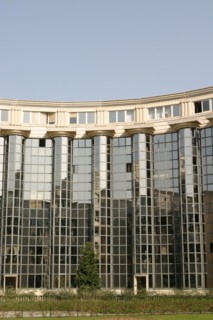 France, Paris 14e, Montparnasse, place de catalogne, architecte riccardo bofill, jardin, fenetres, verre, immeuble,