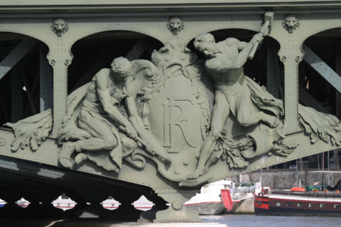 France, Paris 15/16e, pont de bir hakeim, les nautes de gustave michel, sculptures de piles du pont, viaduc, passy, metro ligne 6 RATP,
