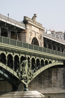France, Paris 15/16e, pont de bir hakeim, les nautes de gustave michel, sculptures de piles du pont, viaduc, passy, metro ligne 6 RATP,