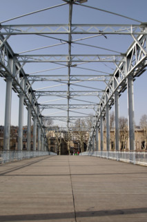 France, Paris 16e, passerelle debilly, pont metallique, sol en bois, quai branly, passants,