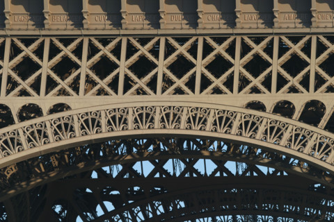 Sur le premier etage figurent les noms de ingenieurs ayant participe a la construction,