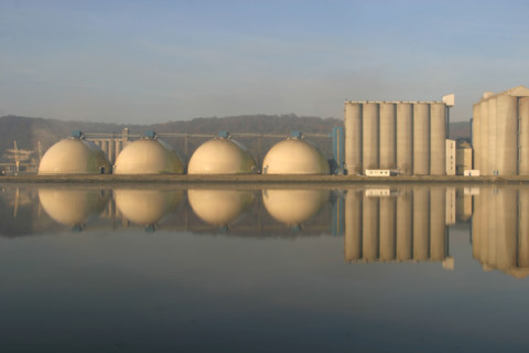 France: Normandie, Seine Maritime, vallee de la Seine, grand port de mer de Rouen, silos a cereales, reflet dans l'eau, oeufs,