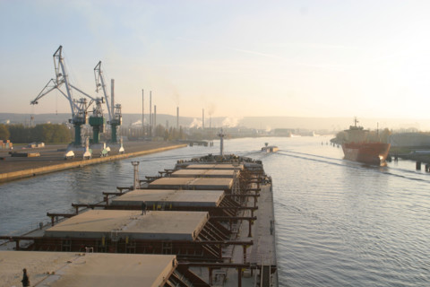 France: Normandie, Seine Maritime, vallee de la Seine, grand port de mer de Rouen, cargo descendant la Seine, vraquier, cereales, grues,