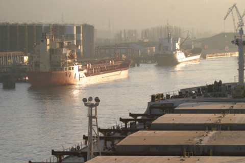 France: Normandie, Seine Maritime, vallee de la Seine, grand port de mer de Rouen, cargo descendant la Seine, vraquier, cereales, grues,