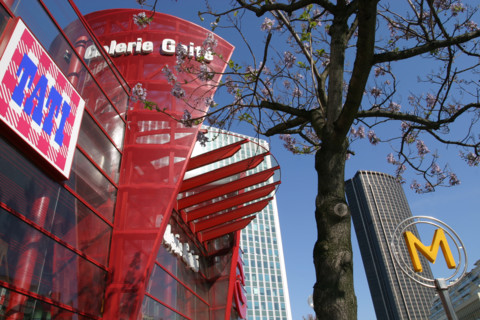 France, Paris 14e, Montparnasse, avenue du maine, centre commercial gaite, galerie gaite, commerces, verriere, station de metro, Tour Montparnasse,