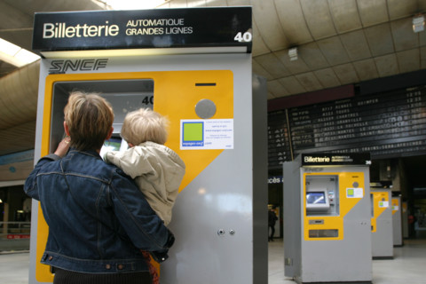 France, Paris 14e, gare Montparnasse, jeune femme et bebe, billeterie automatique, personnages OK, billet, train, sncf,