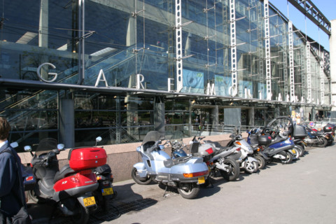France, Paris 14e, gare Montparnasse, renovee en 1987 par l'architecte Jean-Marie Duthilleul, place raoul dautry, facade de verre, sncf,